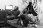Bức ảnh 2 cụ già lưng còng ngồi xem TV bên nhau khiến dân mạng thả tim ầm ầm
