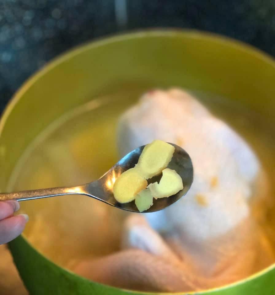 Cách mới nhanh và dễ giúp luộc gà không nứt da, chặt gọn đẹp, đọc xong chỉ muốn thử ngay-2