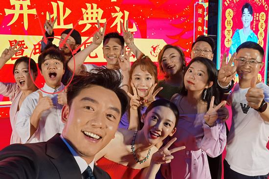 Trịnh Khải khai trương nhà hàng, chỉ 1 thành viên Keep Running đến chúc mừng