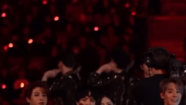 Idol Hàn đánh rơi cái duyên chỉ vì ống kính camera vô tình-13