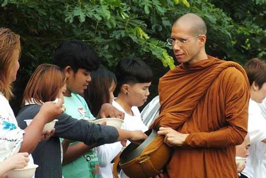 Con trai tỷ phú Malaysia từ bỏ quyền thừa kế, đi tu từ năm 18 tuổi