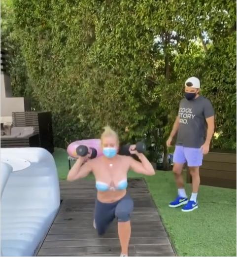 Phẫn nộ nghệ sĩ lấy khẩu trang làm bikini, áo bra phản cảm giữa tâm dịch Covid-19-4