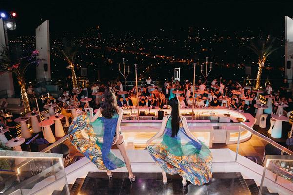 Du khách chen lấn trên cầu Vàng, xếp hàng lên cáp treo ở Đà Nẵng-3