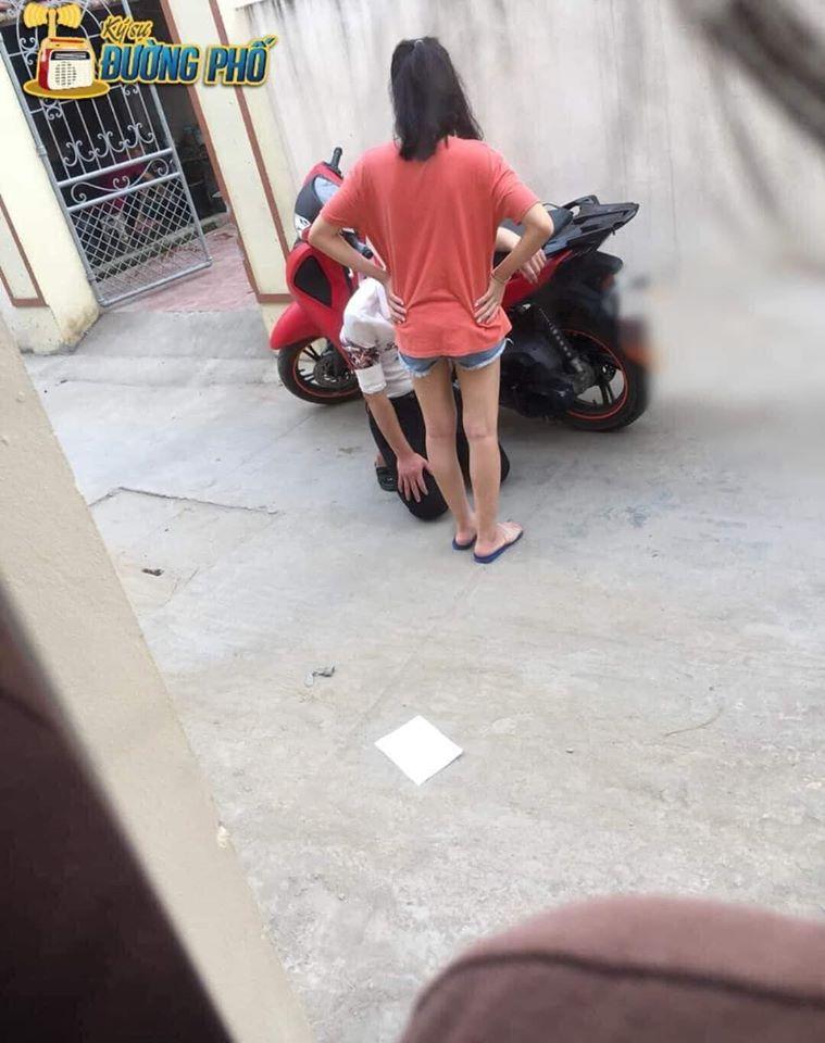 Nam thanh niên đi SH quỳ gối giữa đường suốt 3 tiếng chỉ để xin bạn gái tha lỗi-1