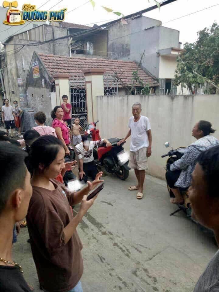 Nam thanh niên đi SH quỳ gối giữa đường suốt 3 tiếng chỉ để xin bạn gái tha lỗi-2