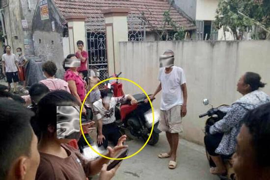 Nam thanh niên đi SH quỳ gối giữa đường suốt 3 tiếng chỉ để xin bạn gái tha lỗi