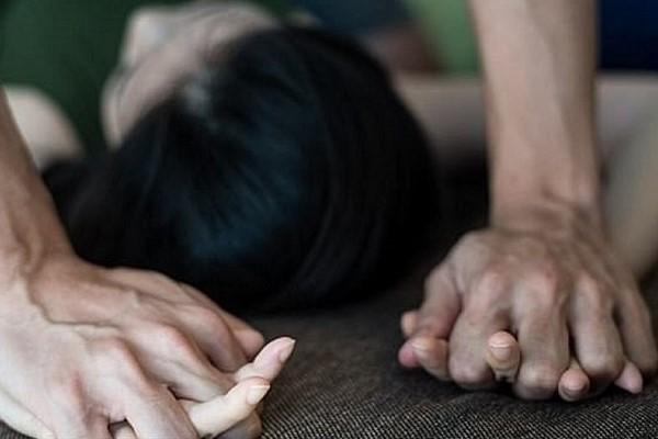 Dừng xe mặc áo mưa trên đường, người phụ nữ ở TP.HCM bị hiếp dâm, cướp tài sản-1