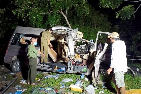 Nam thanh niên và chiếc xe máy dính chặt vào đuôi xe tải đang đỗ ven đường-3