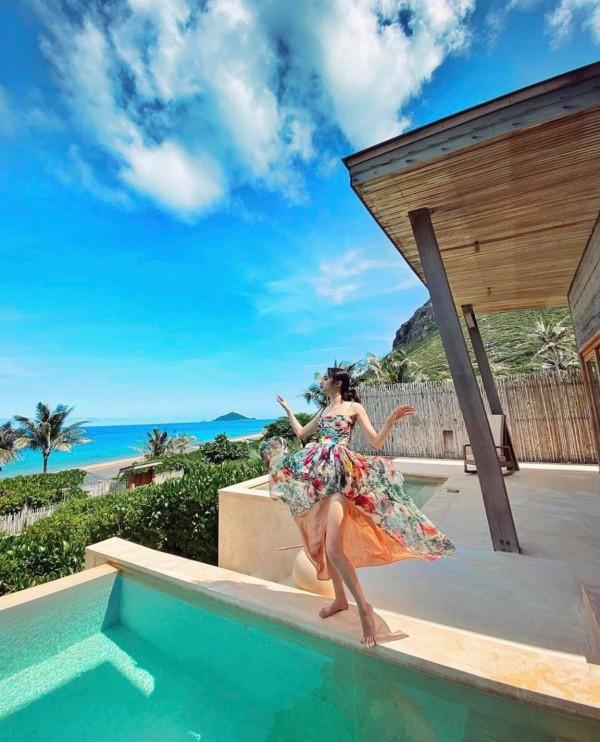 Diện maxi xẻ hông tít tắp, Hương Giang lộ nội y nhưng vẫn được khen tinh tế-2