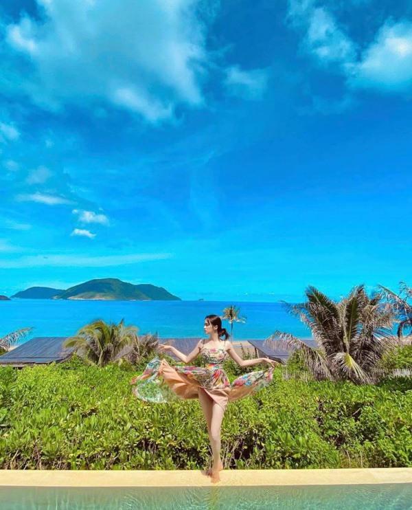 Diện maxi xẻ hông tít tắp, Hương Giang lộ nội y nhưng vẫn được khen tinh tế-3