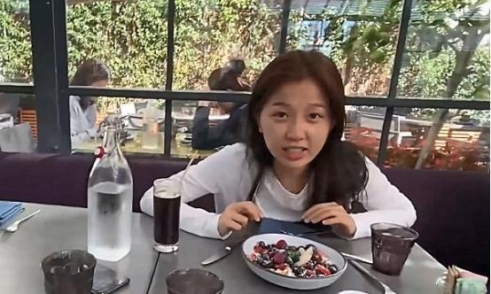 Tự tin khoe mặt mộc nhưng thánh lố Ngu Thư Hân lại bị chê tơi bời-4