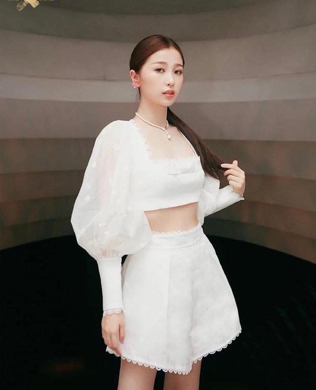 Tự tin khoe mặt mộc nhưng thánh lố Ngu Thư Hân lại bị chê tơi bời-7