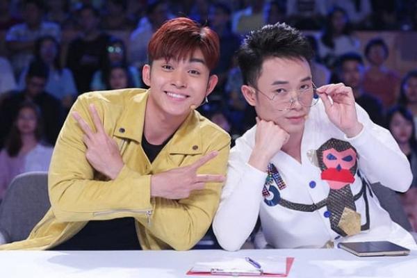 Đi nghỉ dưỡng luxury, Jun Phạm bị chê ý thức kém vì đặt giày lên nệm trắng-4