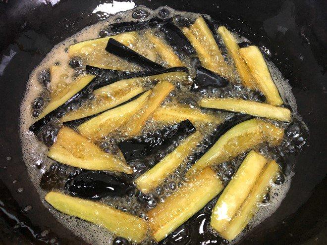 Ăn gì cũng thấy nhạt miệng, làm cà tím chưng thịt kiểu này cơm nấu bao nhiêu cũng không đủ-3