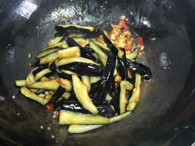 Ăn gì cũng thấy nhạt miệng, làm cà tím chưng thịt kiểu này cơm nấu bao nhiêu cũng không đủ-4