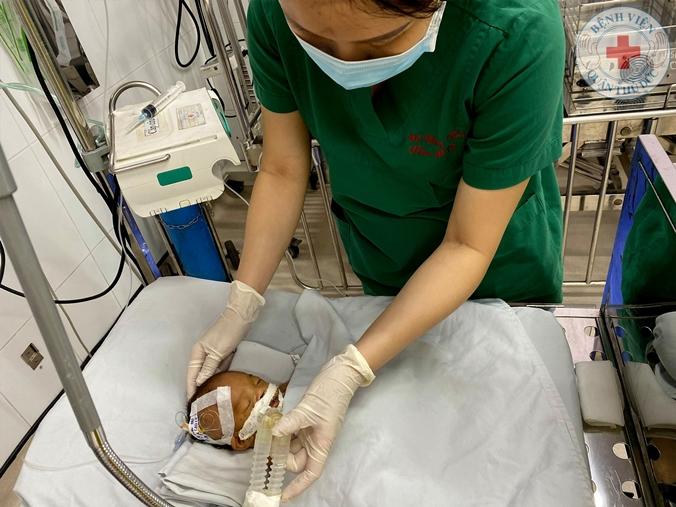 Nhói lòng bé trai sơ sinh bị bỏ rơi trước cổng chùa ở quận Thủ Đức-1