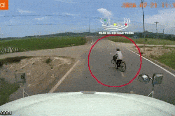 Clip: Người đi xe đạp sang đường ẩu, tài xế container phanh 'cháy lốp', cố đánh lái lao xuống