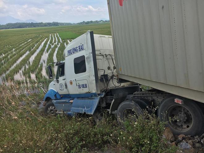 Clip: Người đi xe đạp sang đường ẩu, tài xế container phanh cháy lốp, cố đánh lái lao xuống-4