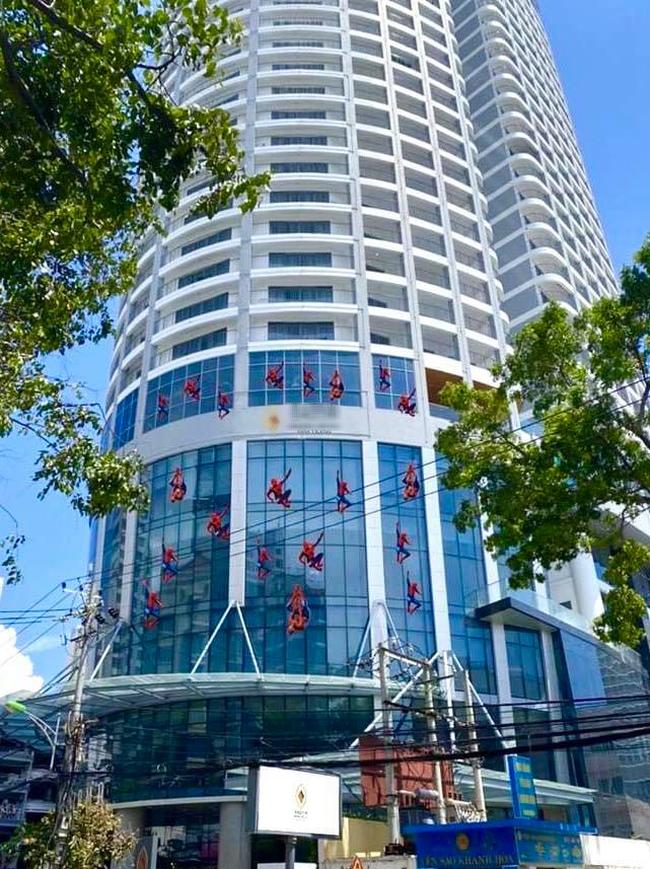 Cả tập đoàn người nhện đu đưa ở tòa nhà cao tầng gây bão MXH, tưởng quay phim hóa ra sự thật phũ phàng-1