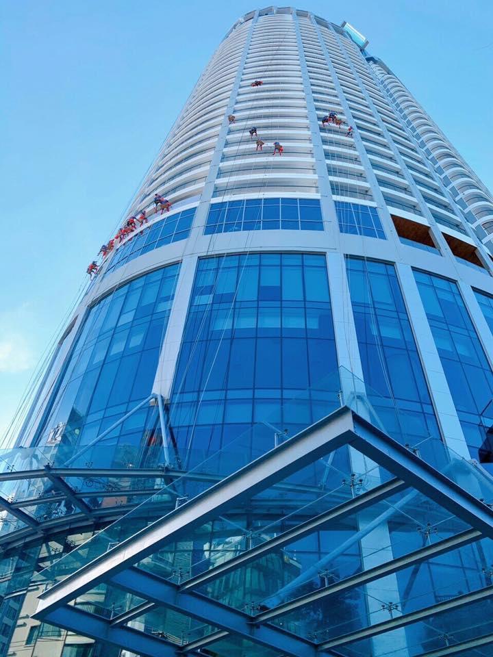 Cả tập đoàn người nhện đu đưa ở tòa nhà cao tầng gây bão MXH, tưởng quay phim hóa ra sự thật phũ phàng-3