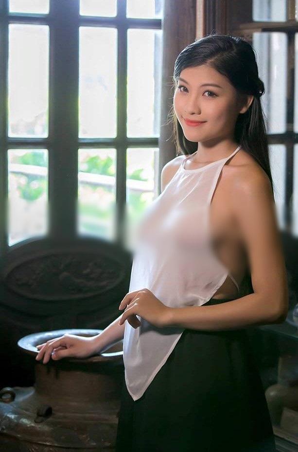 Những màn diện áo yếm phô da thịt cực kỳ phản cảm-5