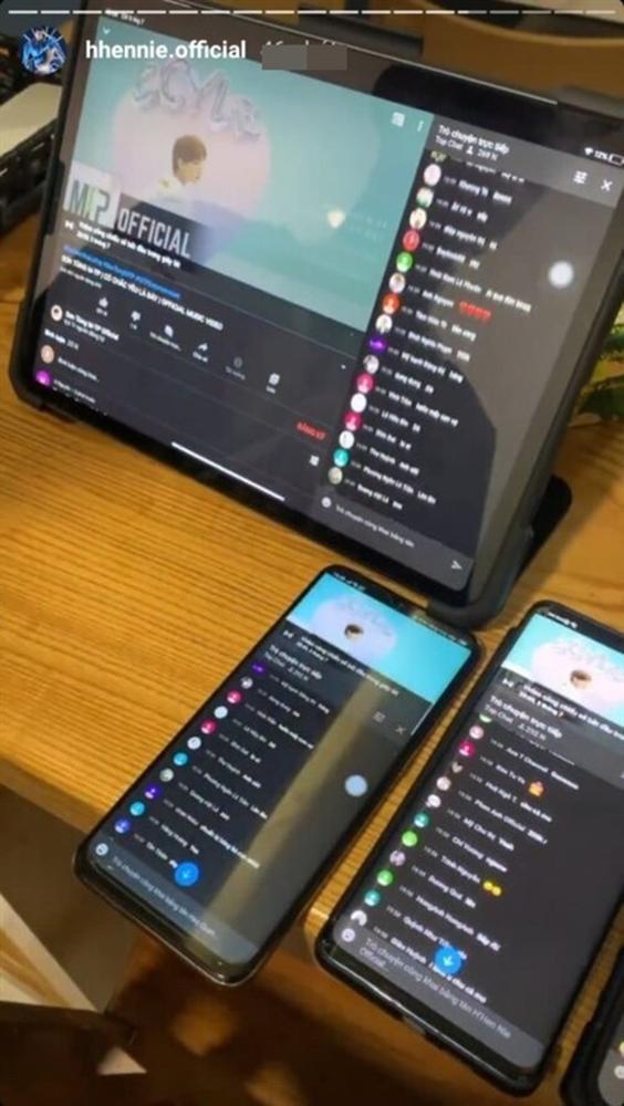 Cày view cho Sếp đã là gì, HHen Niê để nền điện thoại là Sơn Tùng M-TP luôn mới máu!-3