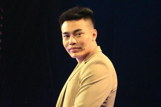 Dao kéo xong cả mặt, Lê Dương Bảo Lâm còn tính tiêm thêm lỗ tai