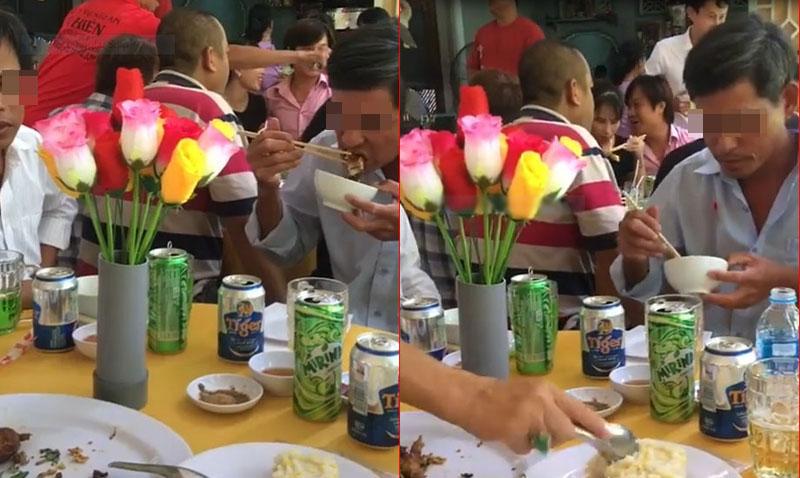 Hai phụ nữ đi ăn tiệc đã đời xong rủ nhau tay xách nách mang cỗ thừa đem về-2