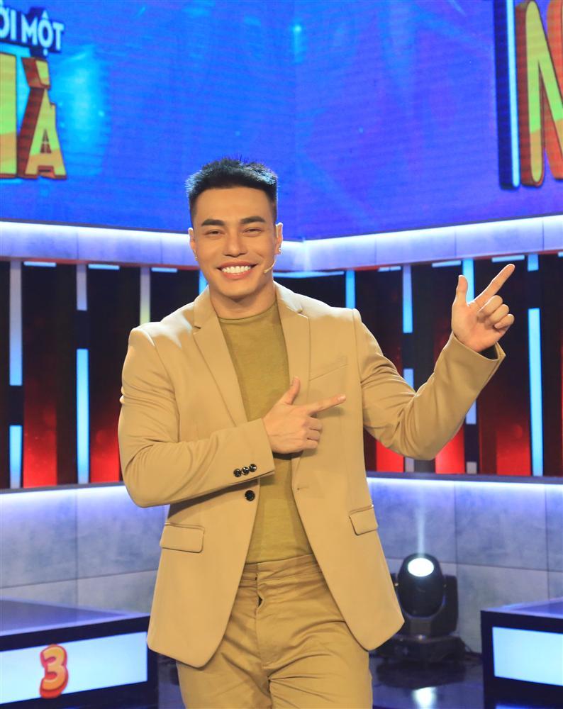 Dao kéo xong cả mặt, Lê Dương Bảo Lâm còn tính tiêm thêm lỗ tai-2