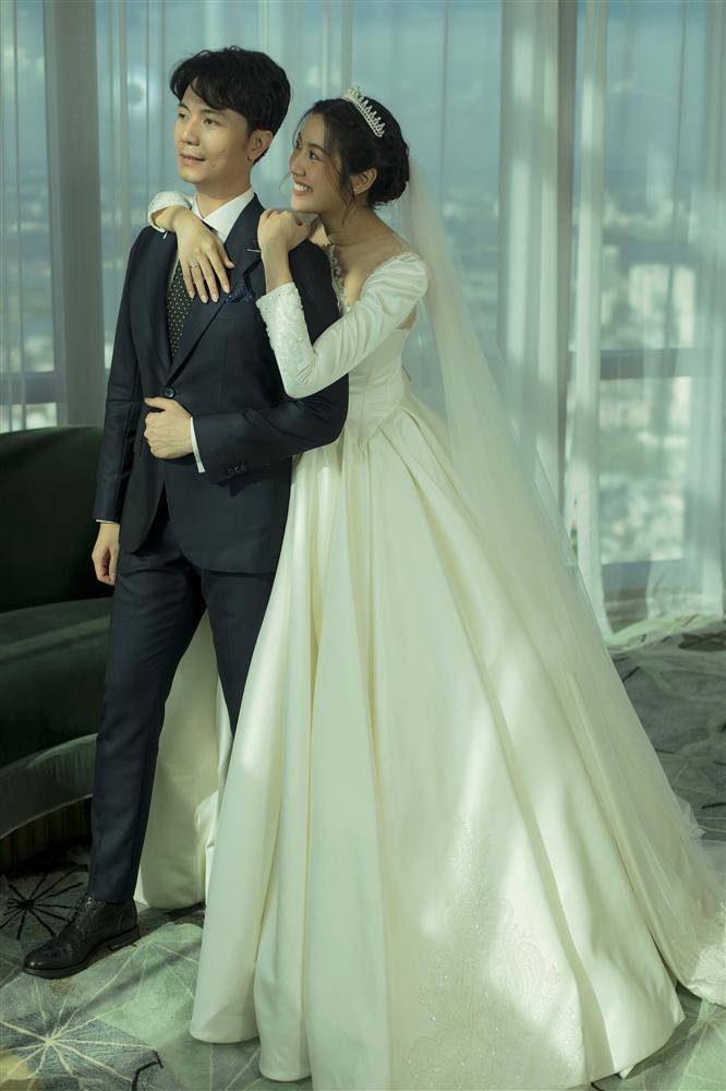 Cận cảnh 5 bộ váy cưới đẹp đến từng centimet của á hậu Thúy Vân-9