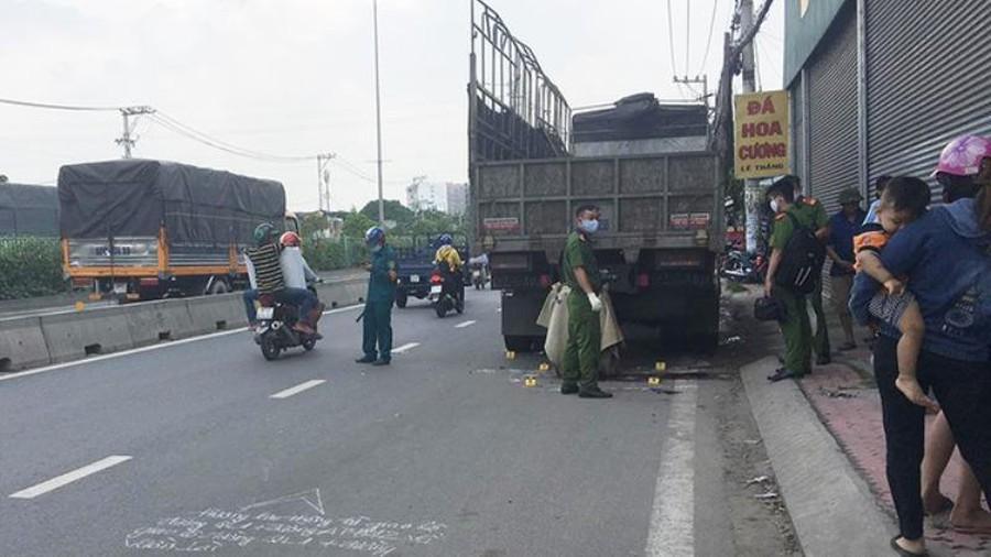 Nam thanh niên và chiếc xe máy dính chặt vào đuôi xe tải đang đỗ ven đường-1