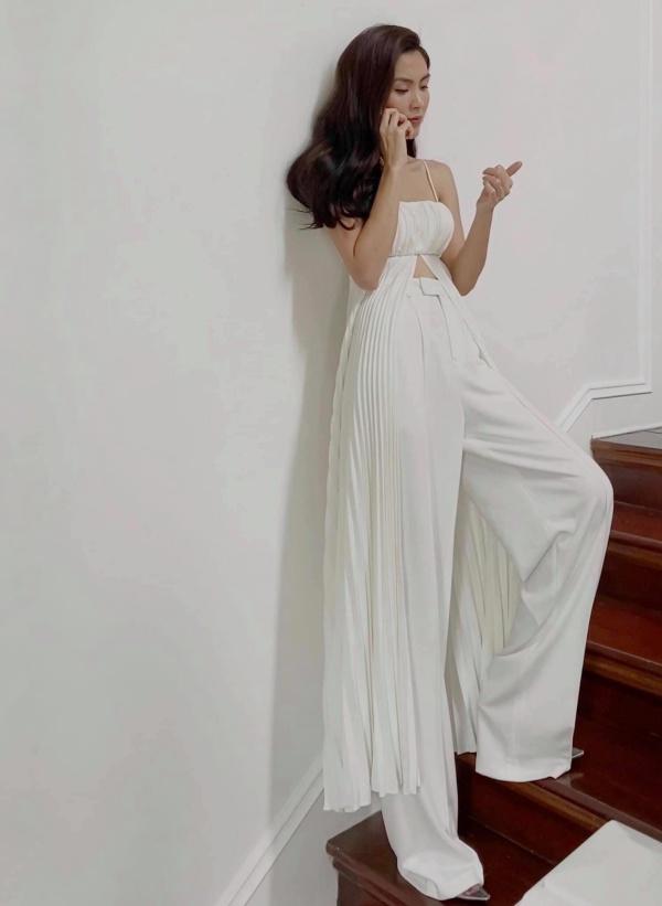 Mẹ bầu Sara Lưu khoe style giấu bụng tinh tế hơn Hà Hồ nhờ đôi dép tổ ong-2