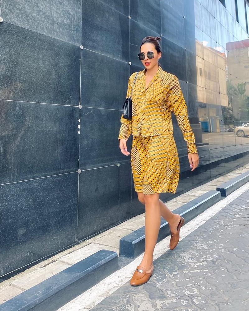 Mẹ bầu Sara Lưu khoe style giấu bụng tinh tế hơn Hà Hồ nhờ đôi dép tổ ong-6