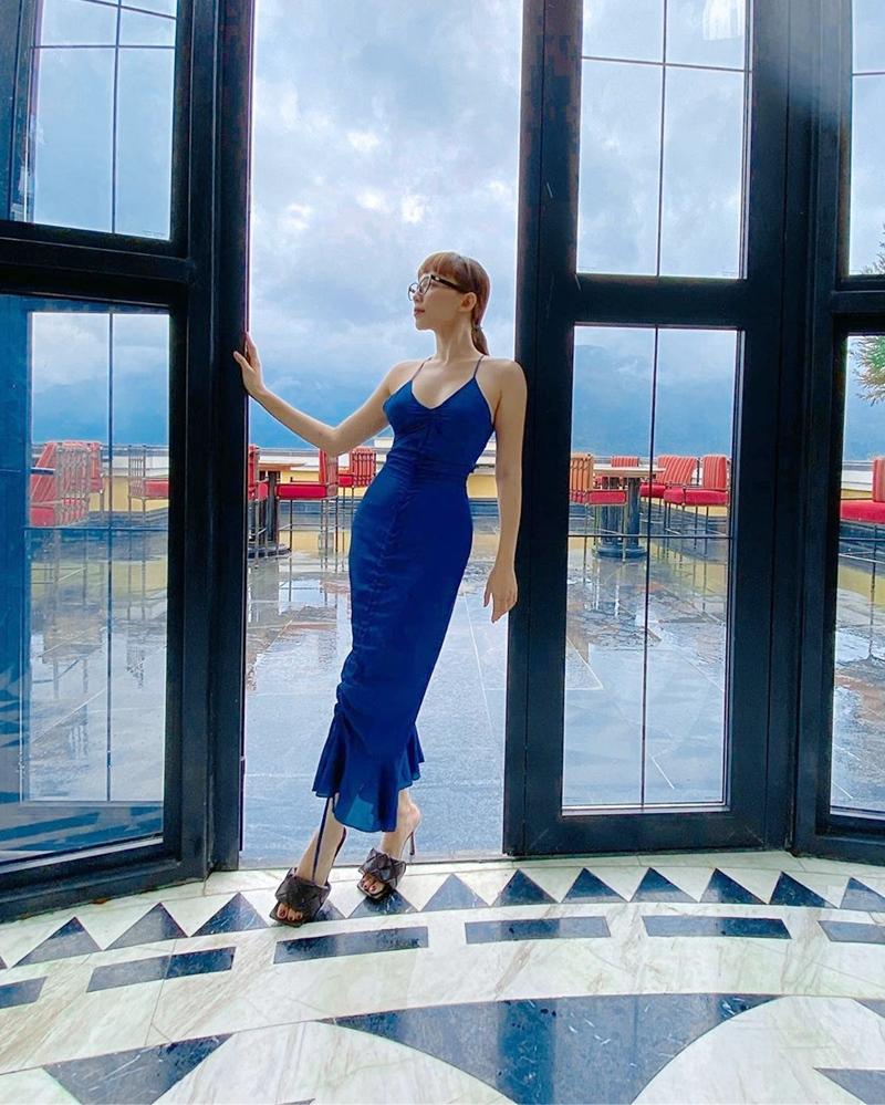 Mẹ bầu Sara Lưu khoe style giấu bụng tinh tế hơn Hà Hồ nhờ đôi dép tổ ong-9