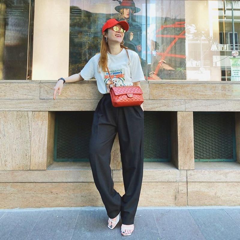 Mẹ bầu Sara Lưu khoe style giấu bụng tinh tế hơn Hà Hồ nhờ đôi dép tổ ong-10