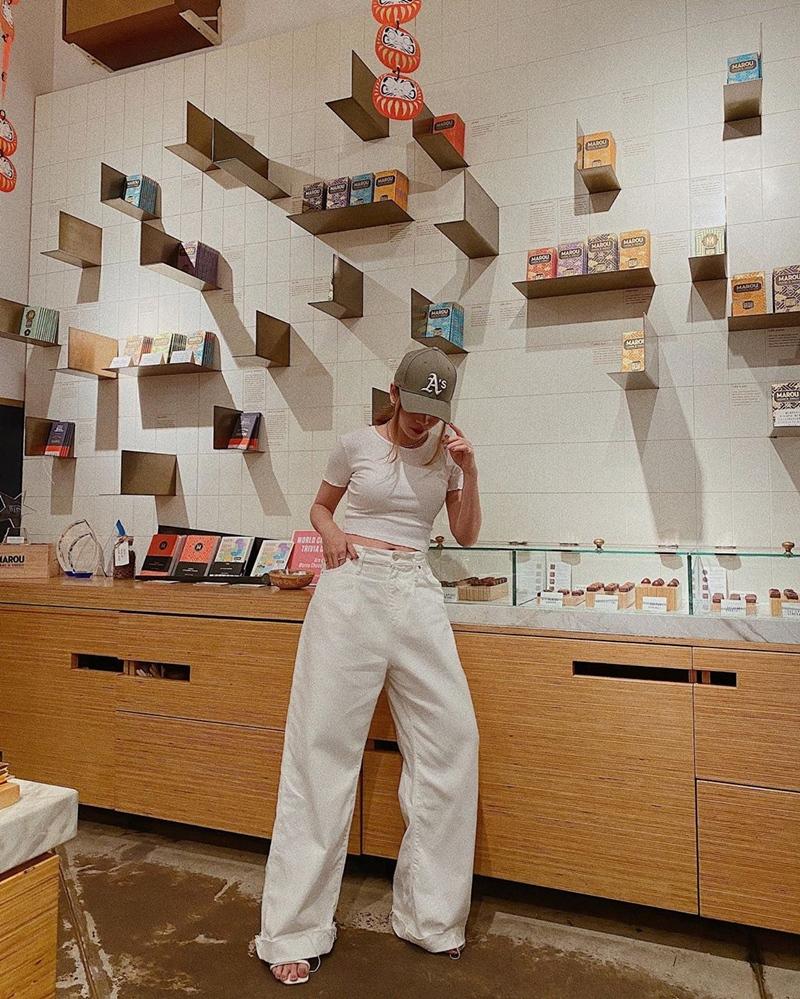 Mẹ bầu Sara Lưu khoe style giấu bụng tinh tế hơn Hà Hồ nhờ đôi dép tổ ong-11