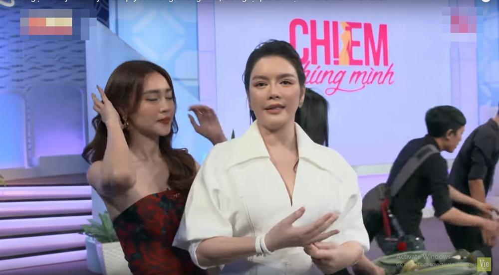 Lý Nhã Kỳ xuất hiện khác lạ, mặt sưng vù và miệng méo xệch khi cười-2