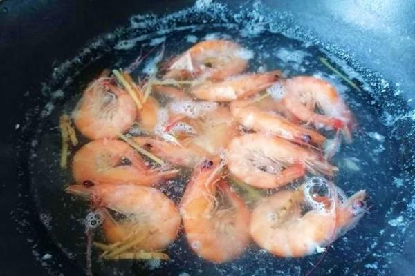 Luộc tôm, dùng nước sôi, lạnh hay ấm? Nhiều người làm sai nên tôm khô tanh-2
