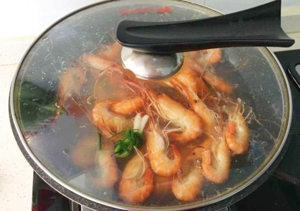 Luộc tôm, dùng nước sôi, lạnh hay ấm? Nhiều người làm sai nên tôm khô tanh-3