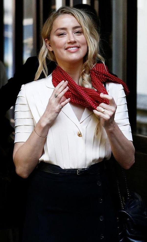 Amber Heard tố Johnny Depp từng đẩy Kate Moss ngã cầu thang-2