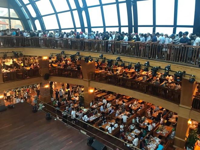 Du khách chen lấn trên cầu Vàng, xếp hàng lên cáp treo ở Đà Nẵng-2