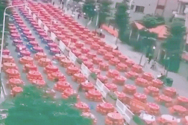 Đến dự đám cưới cặp đôi trẻ, khách mời ngẩn ngơ khi thấy bàn tiếp đón trang trí trông như... bàn thờ-3