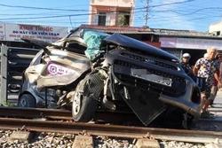 Hà Nam: Băng qua đường tàu hỏa, taxi bị tàu cán nát