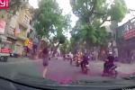 Clip: Cô gái hồn nhiên vén váy giữa đường phố Hà Nội trong tình trạng ngáo ngơ