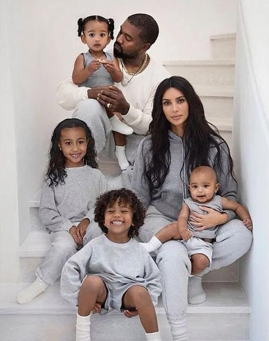 Nửa năm sóng gió của gia đình Kim - Kanye-1