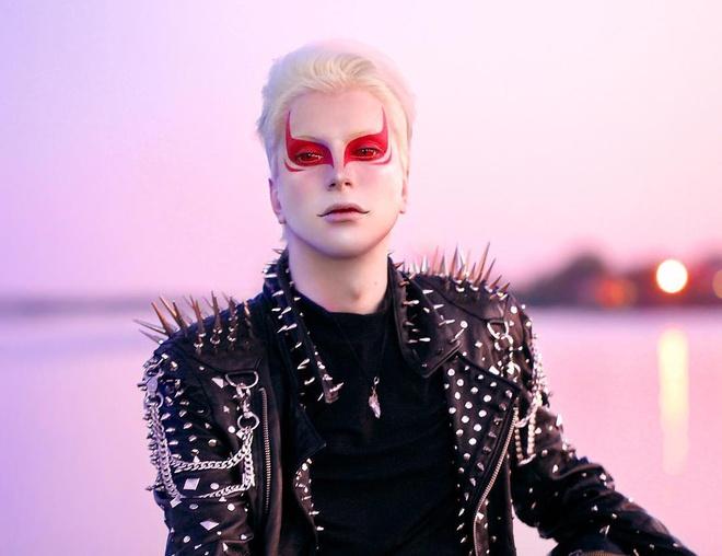 5 năm qua, Luis cũng phải tẩy tóc ít nhất 1 lần/tuần. Gần đây, anh phải cắt bỏ hết lọn tóc dài, nuôi lại để chuẩn bị cho quá trình cấy tóc. Bên cạnh đó, Luis thường xuyên sử dụng kem bôi mặt, kem chống nắng 100 SPF... để có làn da trắng bệch. Vẻ ngoài của anh được hoàn thiện với việc sử dụng kính áp tròng và trang phục đặc biệt. Chàng trai Argentina có bộ sưu tập hơn 500 kính áp tròng với đủ màu sắc.