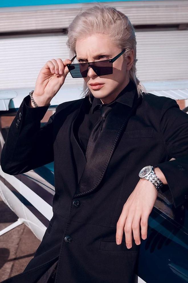 “Thời thiếu niên, tôi biết tới những sinh vật được gọi là Pleiadian. Đó là chủng tộc ở ngoài không gian, mang ngoại hình kết hợp giữa yêu tinh và người ngoài hành tinh. Họ rất xanh xao, cao lớn, có mái tóc dài màu bạc và đôi mắt rất to. Tôi cảm thấy mình muốn đưa nhân vật này ra thế giới đời thực”, Luis nói với Barcroft TV.