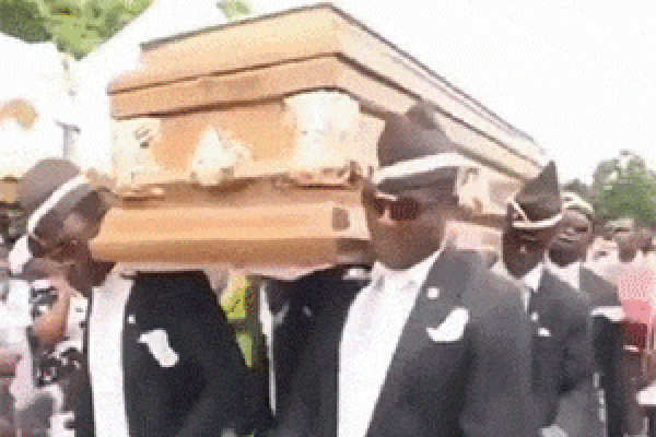 Clip: Xe máy bốc cháy, thanh niên đổ nước dập lửa không ngờ ngọn lửa lan to hơn-1