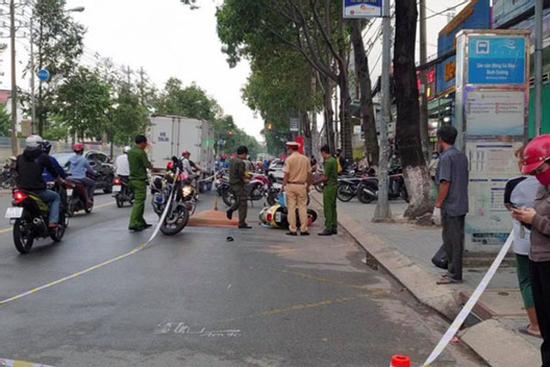 Đón con đi học về, người mẹ đang nghỉ thai sản bị xe chở chất thải cán tử vong, bé trai nguy kịch