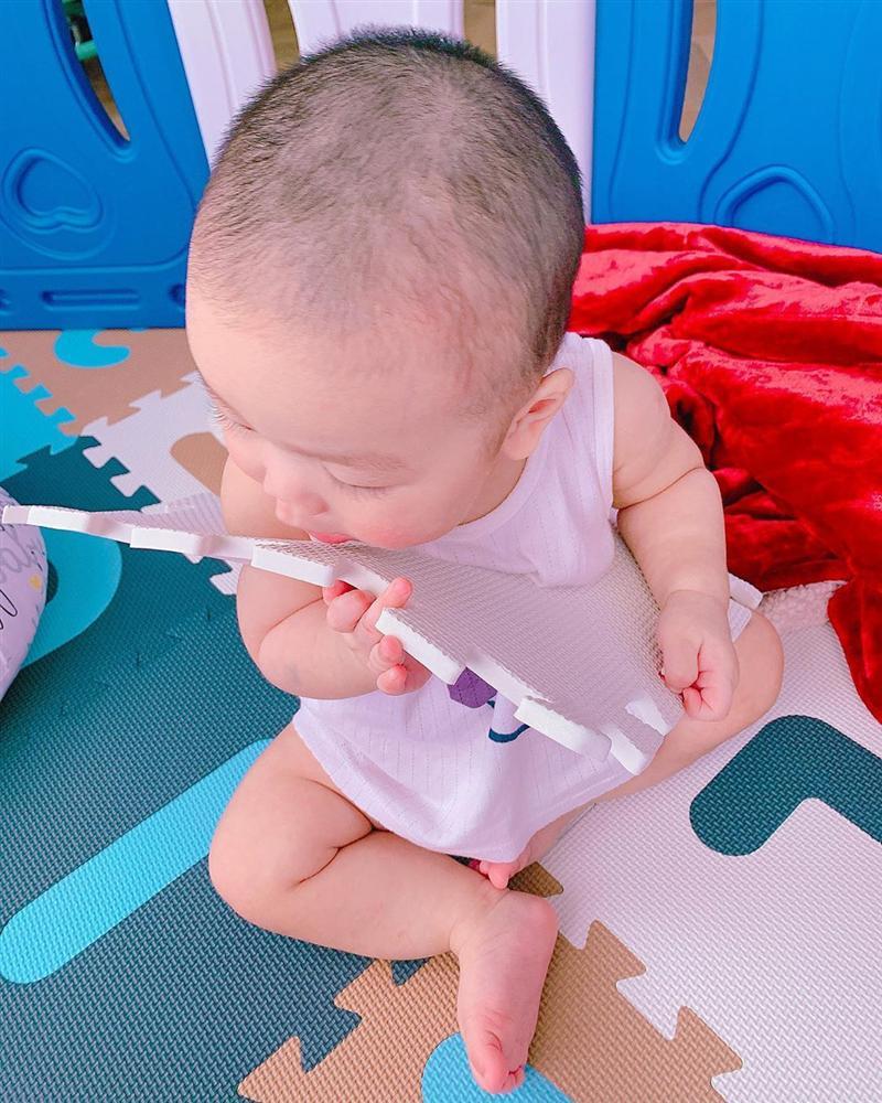 Quý tử nhà Lan Khuê lớn nhanh như thổi